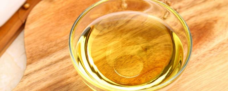 炸鱼后的油怎样去腥味（炸了鱼的油如何去鱼腥味）