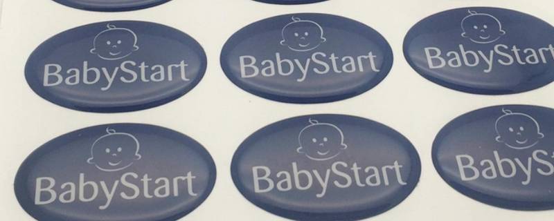 商标贴纸上的胶怎么去除（商标贴纸胶怎么去掉）