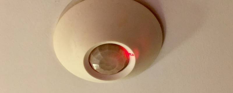 酒店顶上有个红色的在闪是什么 酒店有摄像头的概率大吗
