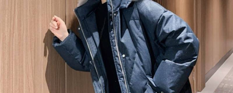 羽绒衣服上的污渍怎么洗掉（羽绒服的污渍怎么洗干净）