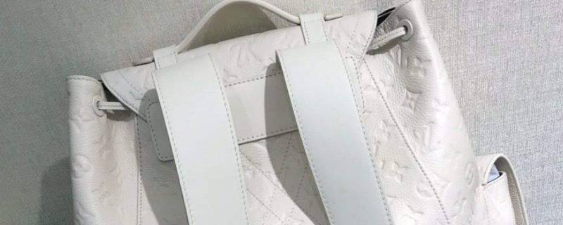 白色皮革上的污渍怎么去掉（去除白色皮具上的污渍）
