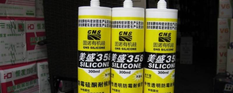 玻璃胶沾水后还能不能干了（玻璃胶未干沾到水了会怎样?）