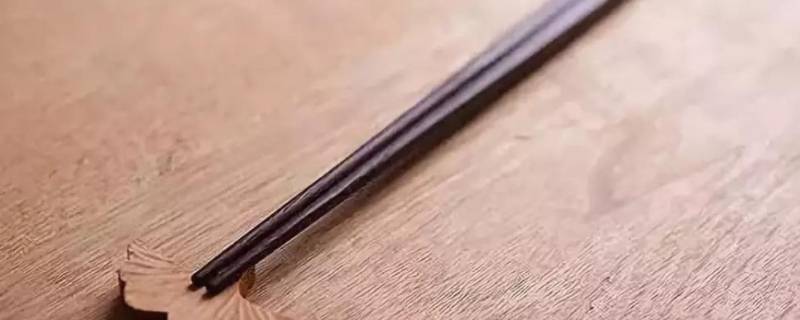 新买的筷子第一次用怎么处理（新买的筷子第一次用怎么处理使用时间久点）