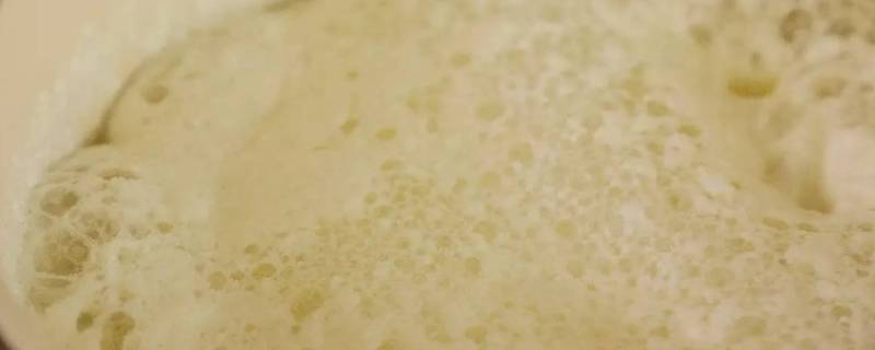 纯牛奶一煮变豆腐渣怎么回事（鲜牛奶一煮变豆腐渣）
