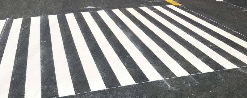 过人行道先看左边还是右边（过人行道先看左还是先看右）