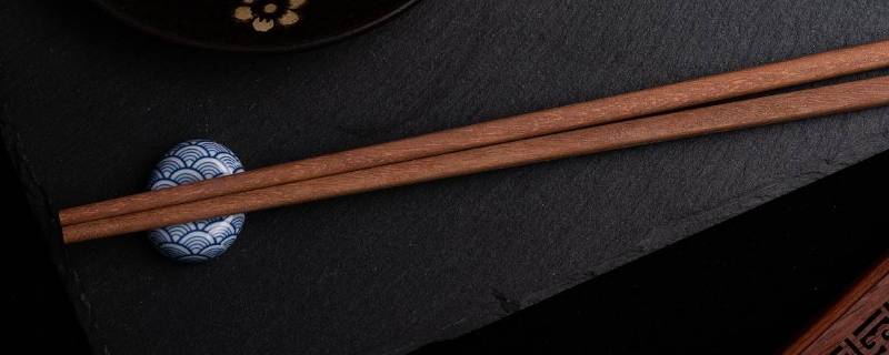吃完饭筷子应该放在碗上还是桌子上 吃完饭筷子应该放在碗上还是桌子上