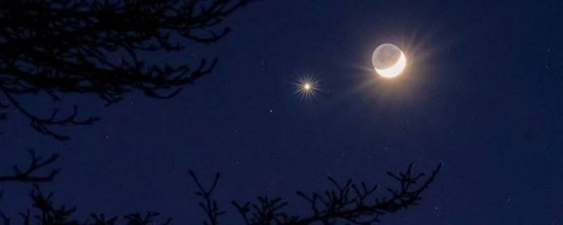 秋季月亮旁边的星星叫什么 秋季月亮边上最亮的星星