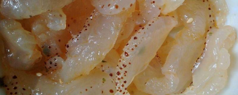 海蜇皮上面有黑色的怎么处理（海蜇皮一层黑色的要去掉吗）