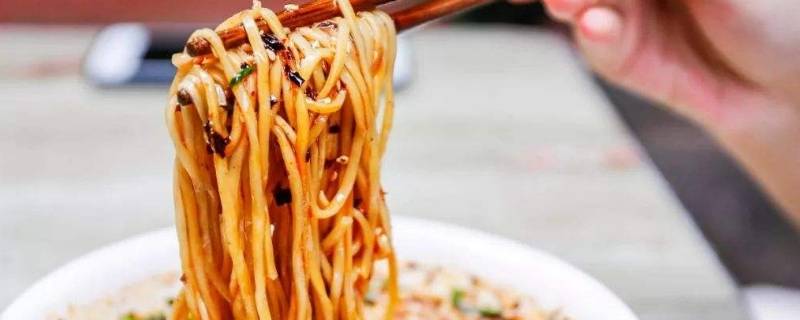 煮碱水面为什么要先过一下水（碱水面下水煮几分钟）
