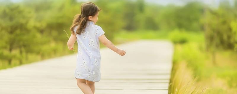 形容六岁小女孩有灵气的诗句 形容6岁小女孩可爱有灵气的诗句