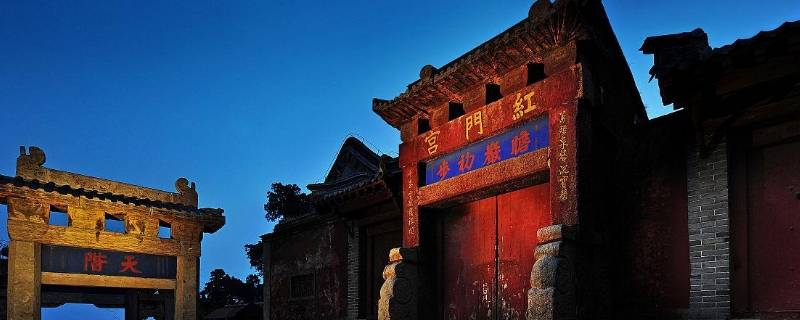 红门晚上亮吗（门口亮红灯）