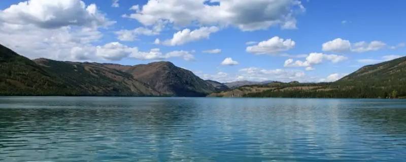 湖水蓝蓝的用一种颜色表达 湖水蓝蓝的用一种颜色表达的词语