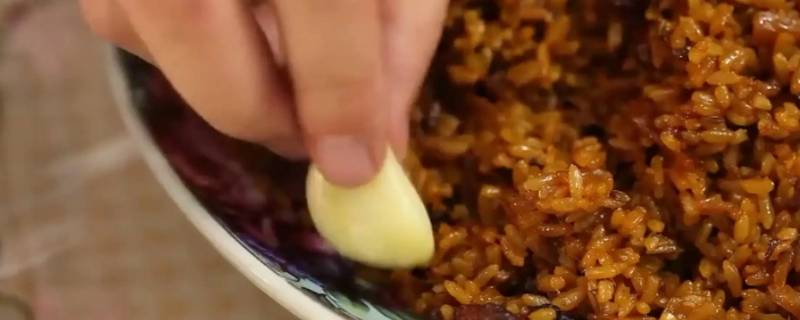 抓饭配大蒜下一句