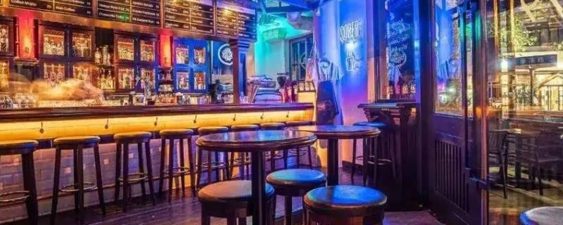 酒吧门口泊车要钱吗（酒吧门口泊车要钱吗）