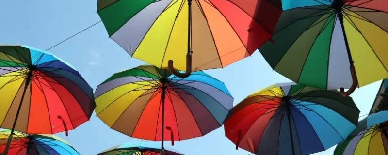 拿着雨伞指着别人说话有什么影响 拿着雨伞怎么说
