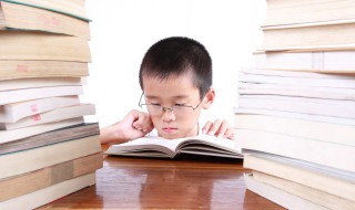 男孩子内向是什么原因造成的（内向的男孩有哪些表现）