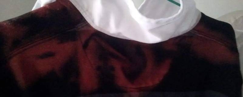 84弄到黑衣服上变红（84弄白衣服变红）