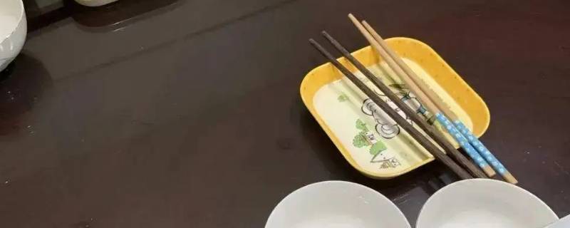 餐桌上有两双筷子是怎么用的 饭桌上有两双筷子怎么用