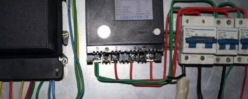 电表箱零线排着火 从电表箱出来的零线带电