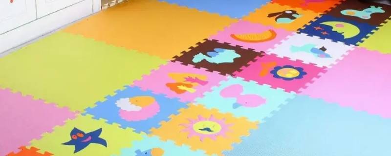 小孩在床上爬和爬行垫爬区别（儿童爬爬垫能垫在床上吗）