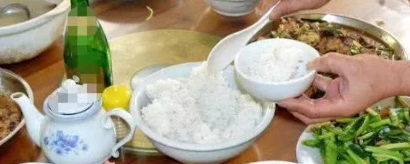 吃饭端碗还是不端 吃饭端碗还是不端筷子