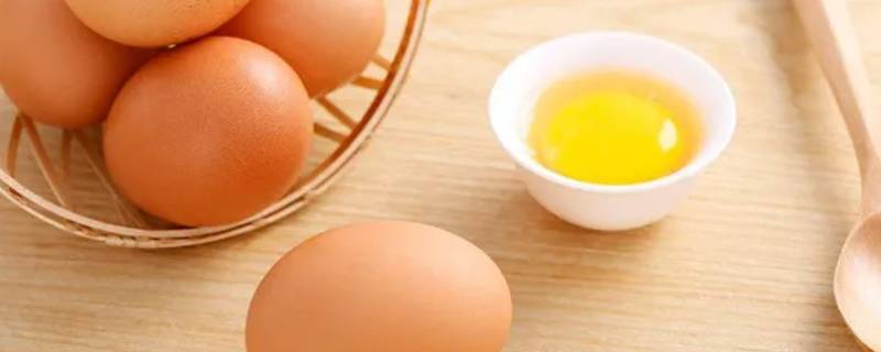 鸡蛋长黑斑还可以吃吗（鸡蛋清有黑斑能吃吗）