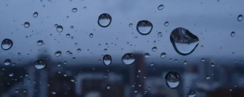 窗户玻璃在雨后出现条纹痕迹 玻璃有雨刷痕
